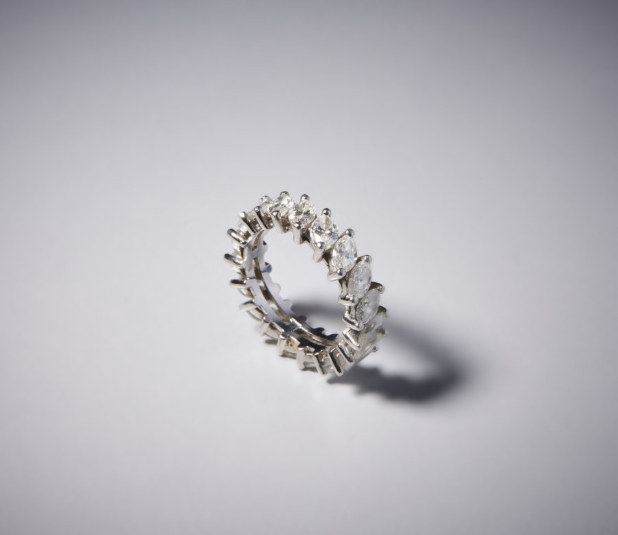 Ring type "veretta" all-round white gold 750/1000 with diamonds cut marquise carat about 4.00. (Milan Kicin)