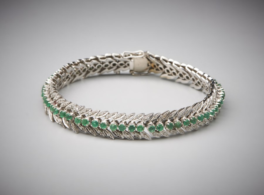 Bracelet in 750/1000 white gold type "fishbone" with small huit huit cut diamonds and small emeralds brilliant cut.  (. )