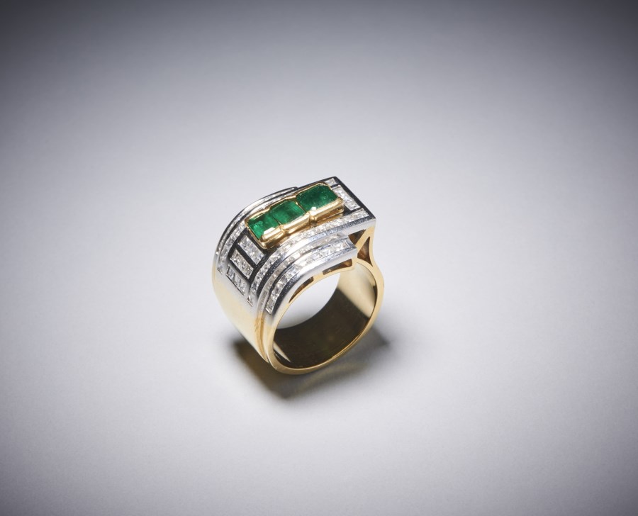 Ring in yellow gold "band" with emeralds and diamonds. (. )