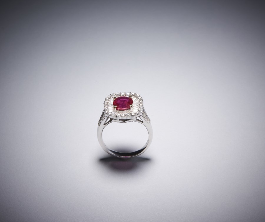 Ring in 18 kt gold with ruby. (. )