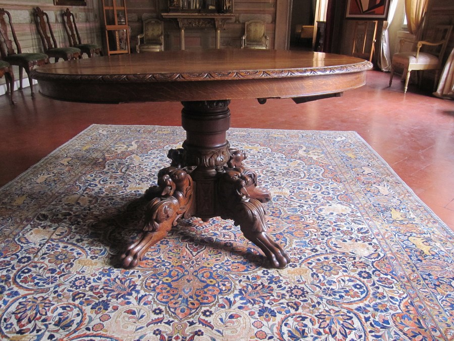 Tavolo con gambe leonine, allungabile a dieci posti. (Manifattura Inglese Della Fine Del XIX Secolo )