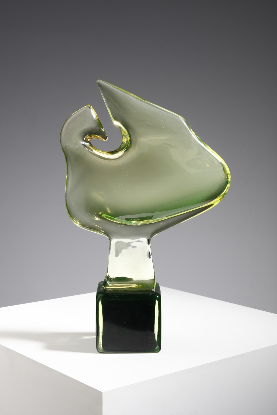 Grande scultura astratta in vetro sommerso verde ( Manifattura Muranese)