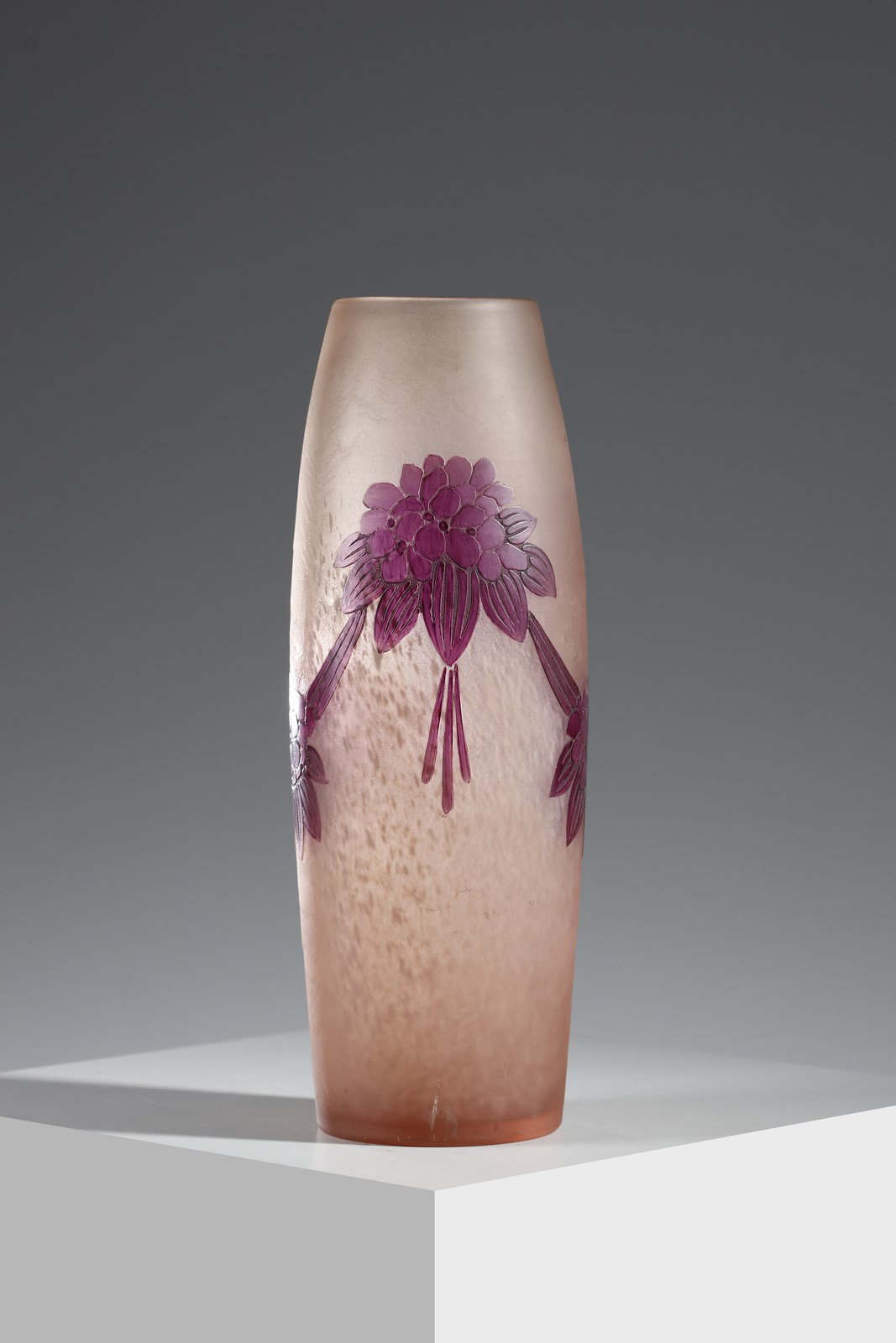 Vaso in vetro doppio nei toni del rosa con decoro di fiori viola ( Legras)