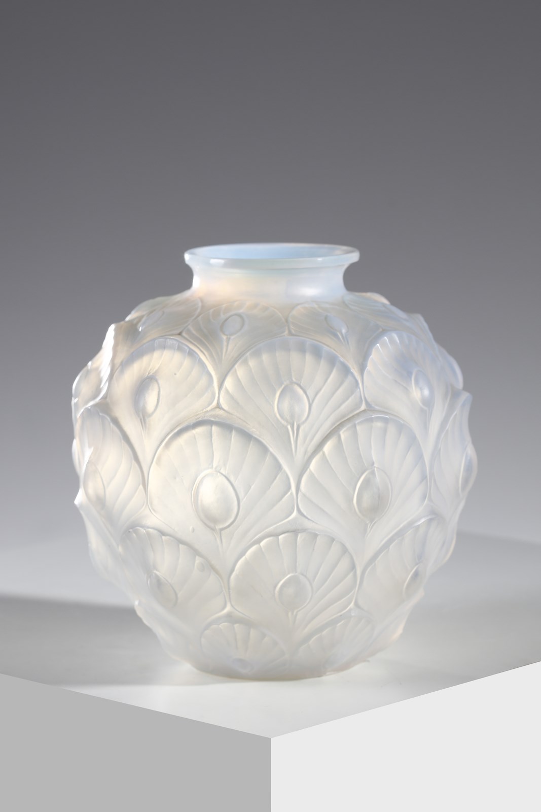 Vaso della serie Les Plumes, in vetro opalescente (Sabino )
