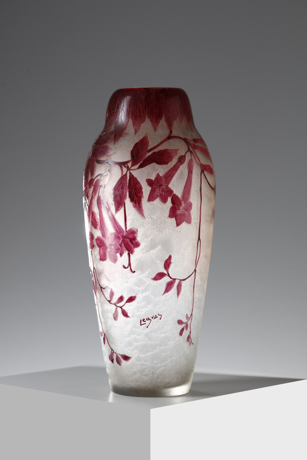 Vaso della serie Ruby in vetro smaltato, decori vegetali violi su fondo bianco ( Legras)