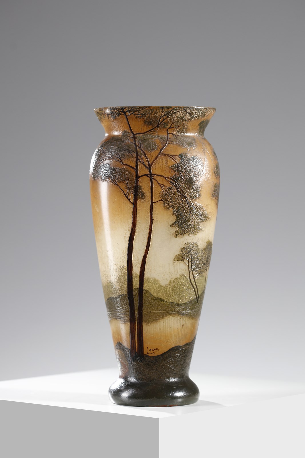 Vaso in vetro smaltato, decorato con paesaggio lacustre ( Legras)