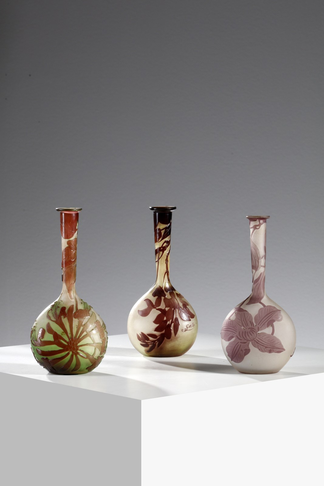 Gruppo di tre vasetti soliflore con base a bulbo in vetro doppio, decoro floreale inciso finemente ad acido ( Gallé)