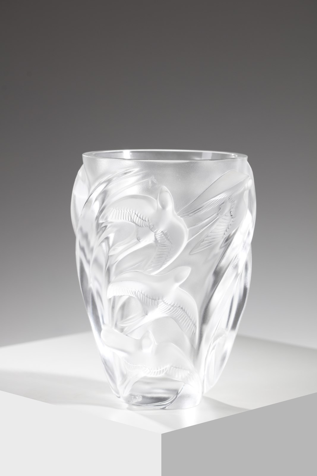 Vaso della serie Martinets in vetro bianco opalescente, con decoro di rondini (Lalique )