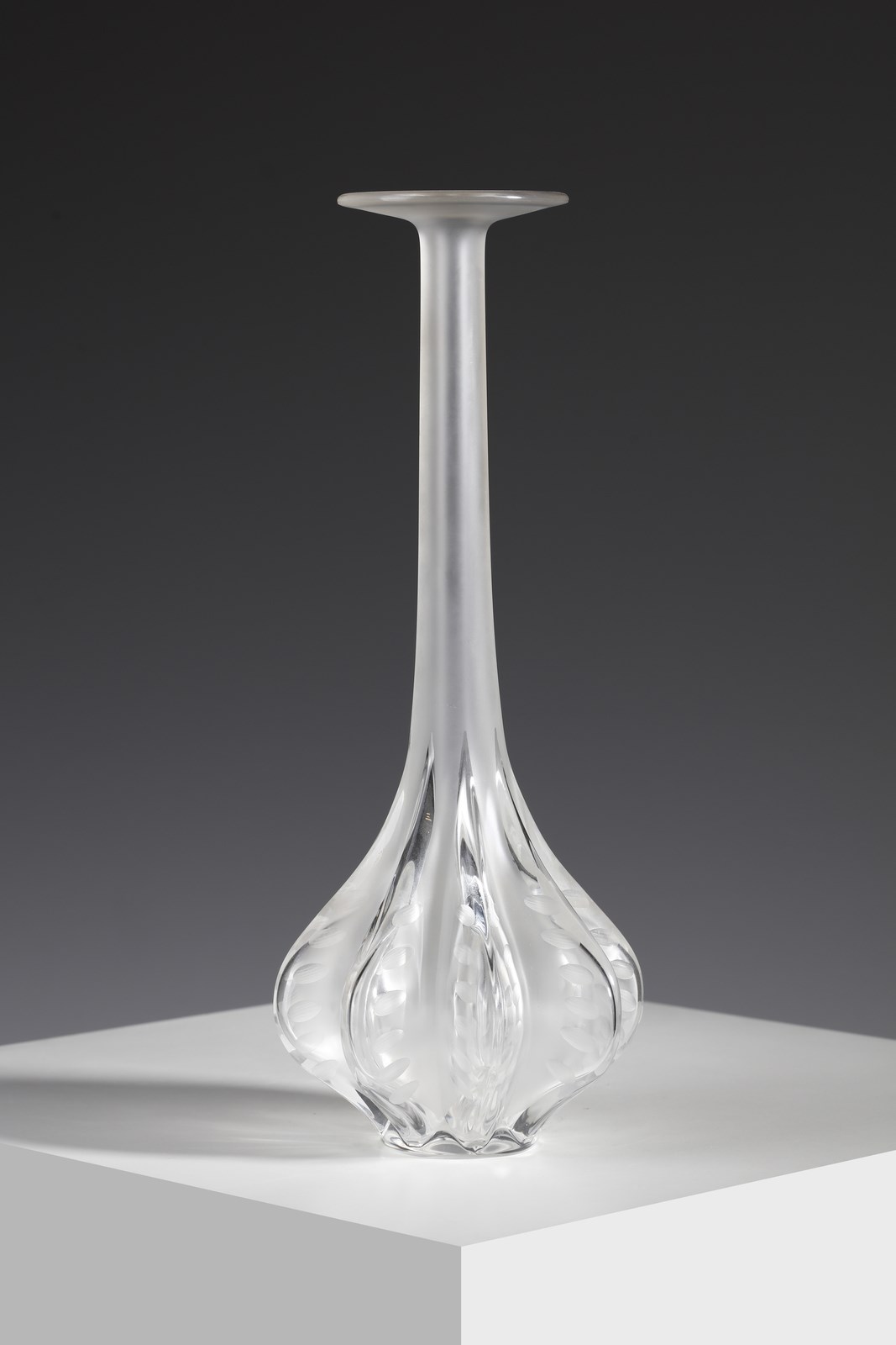 Vaso della seria Marie Claude in cristallo soffiato a stampo con decoro floreale stilizzato, base a bulbo con collo alto (Lalique )