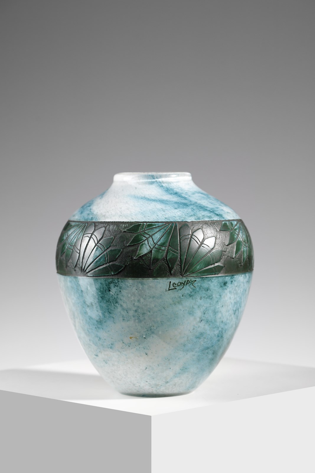 Vaso in vetro decorato con una fascia incisa all'acido con un motivo floreale, su fondo marmorizzato turchese ( Legras)