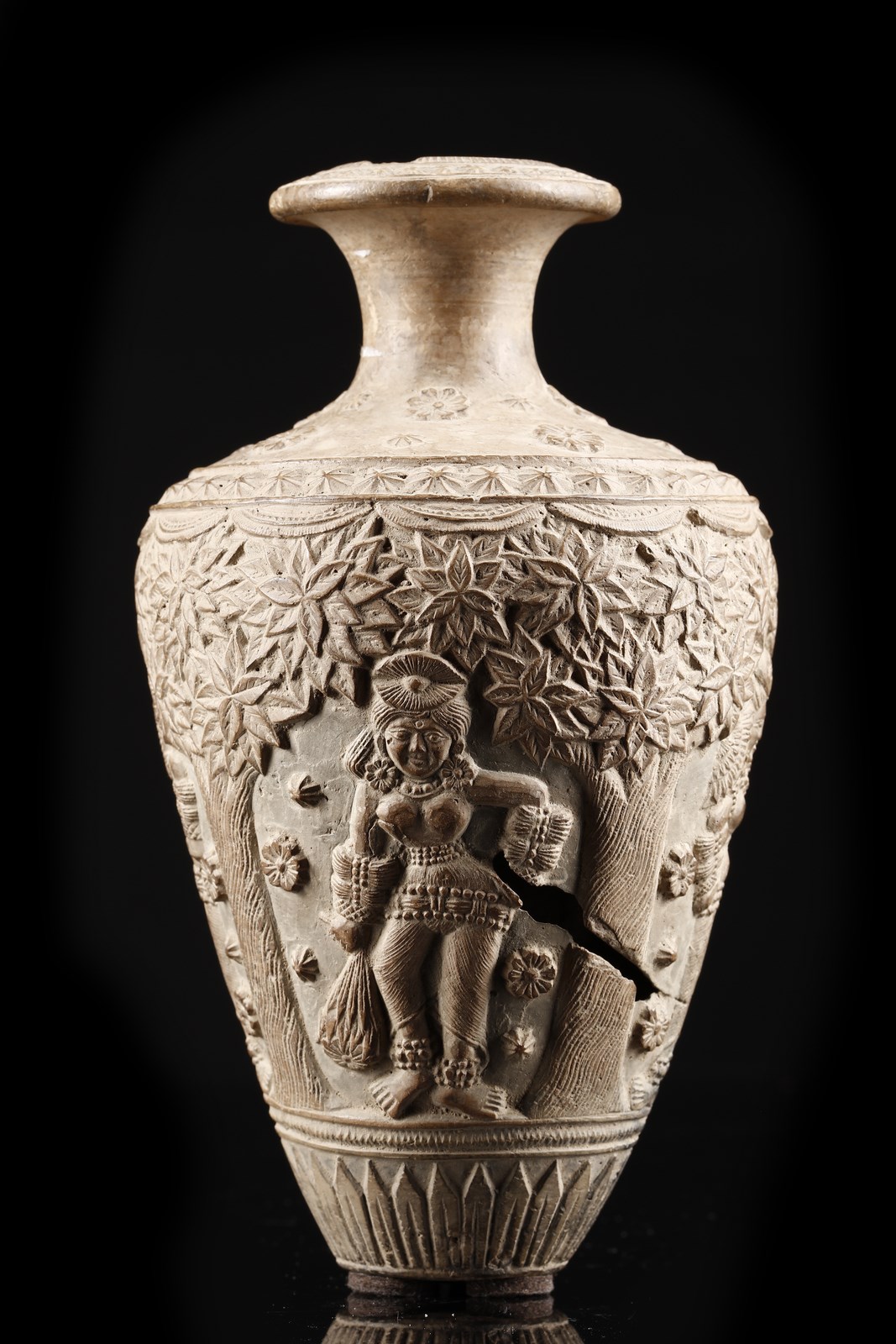 Vaso in terracotta decorata con Yakshini India, Bengala Occidentale,  periodo Shunga, I secolo a.C.- I secolo d.C.