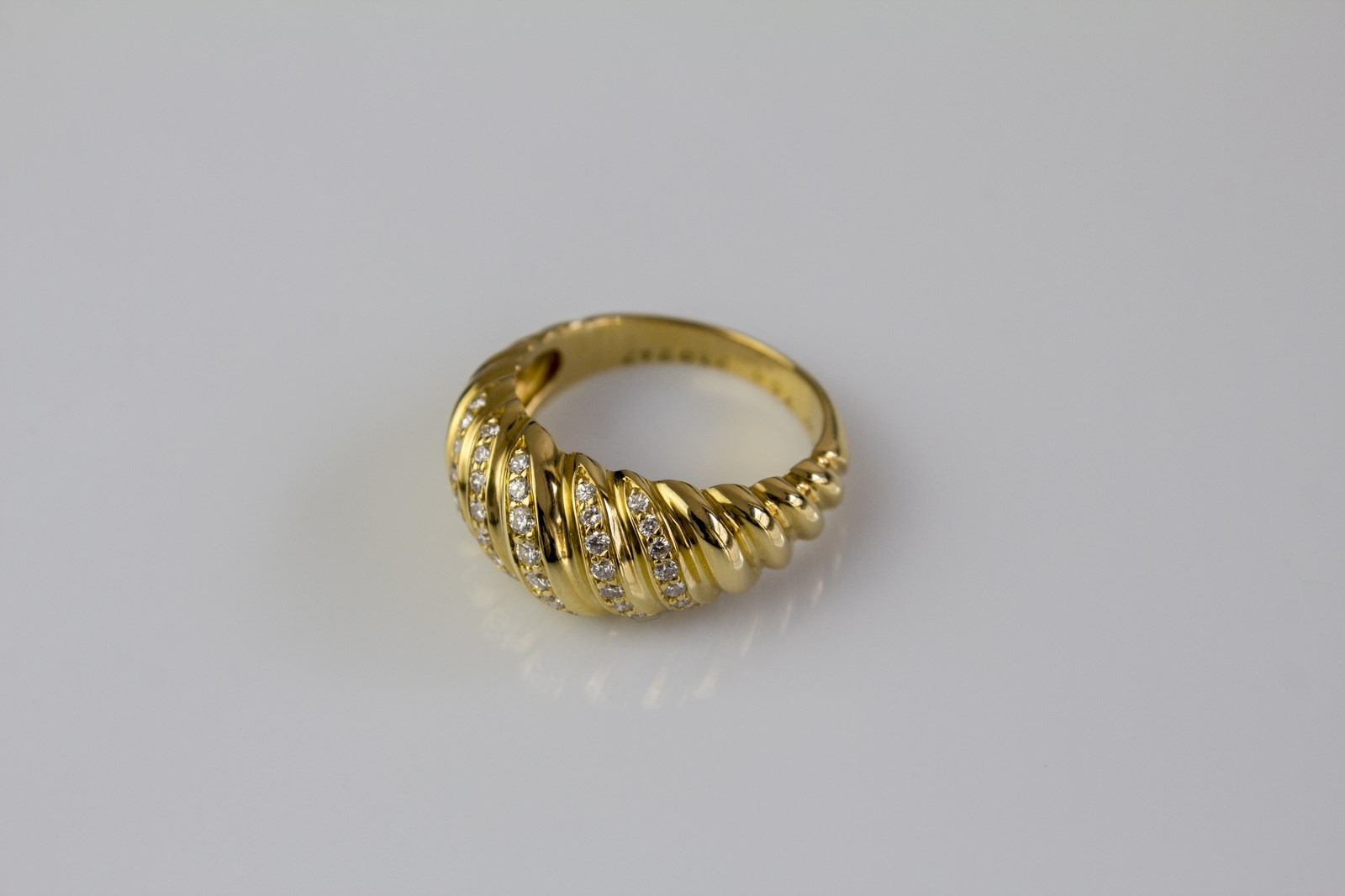 Elegante anello "Cartier" godrons"in oro giallo 750/1000 con diamanti di circa 0.70 carati. ( Cartier)