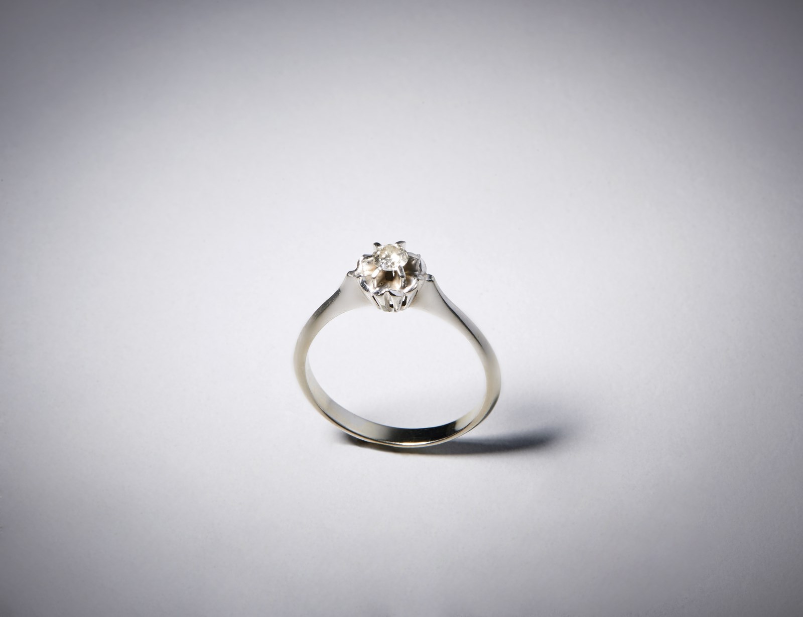 750/1000 white gold ring with brilliant cut diamond of about 0,20 ct.  (. )