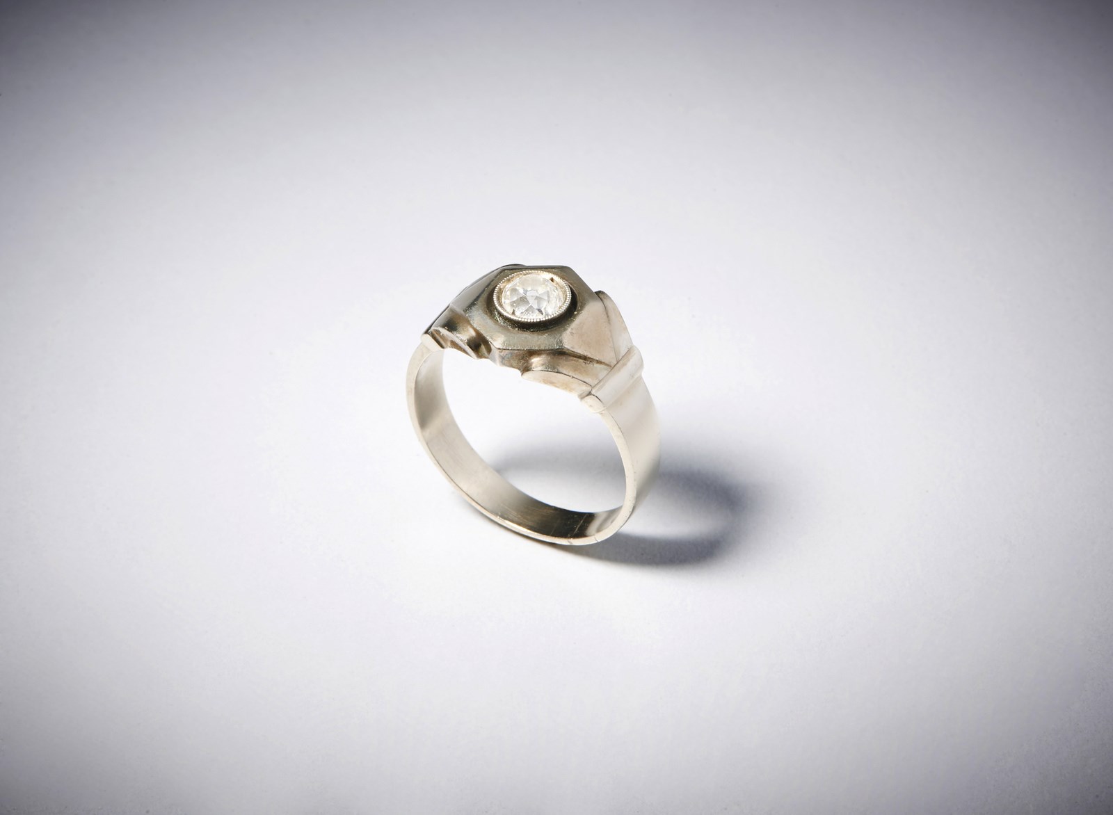 Anello di forma geometrica anni 30"  in argento con diamante centrale di taglio vecchio, ct. 0,60  (. )