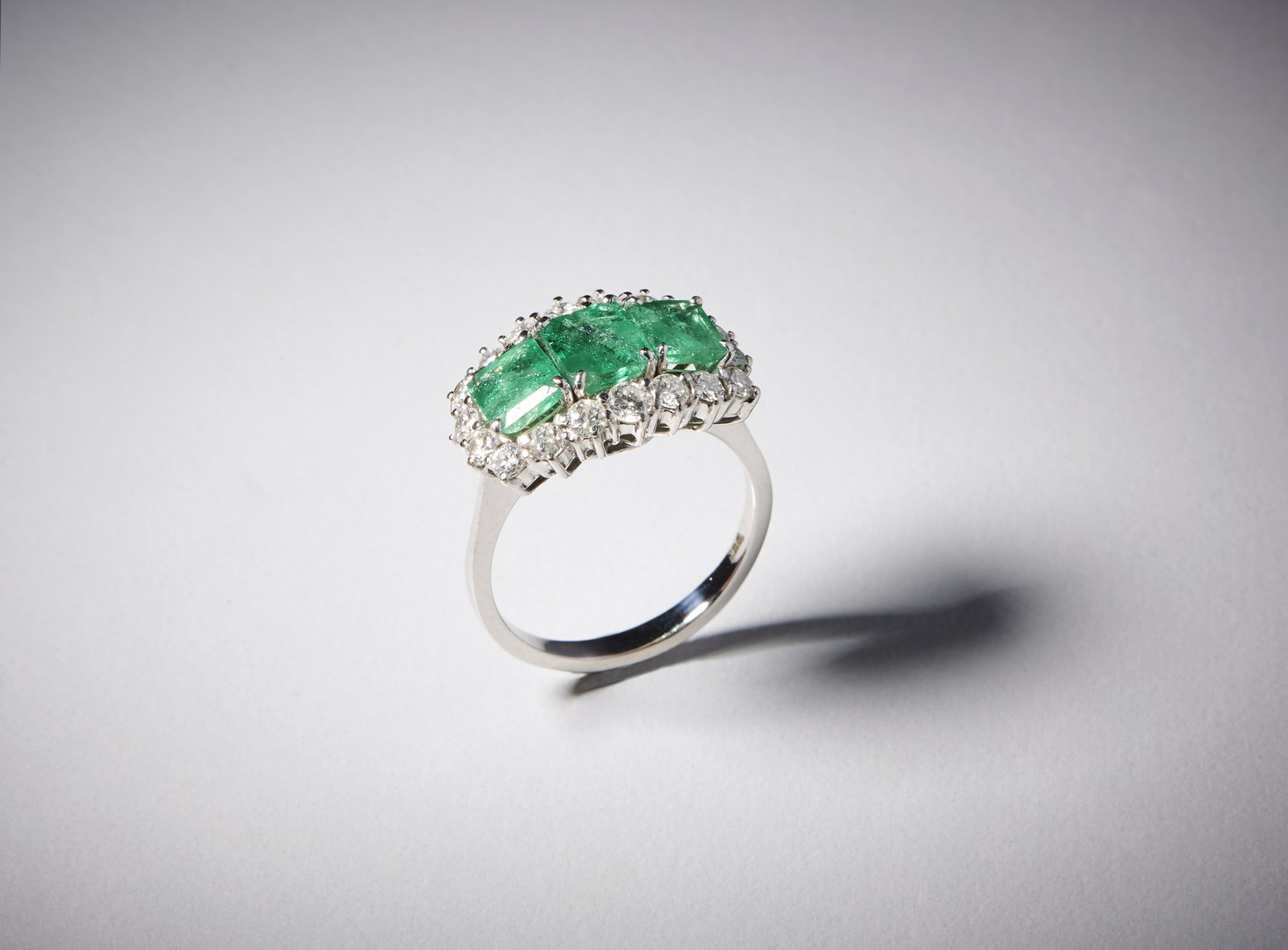 Ring in white gold with emeralds cut carrè kt: 3,5, diamonds brilliant cut kt: 1,5 (. )