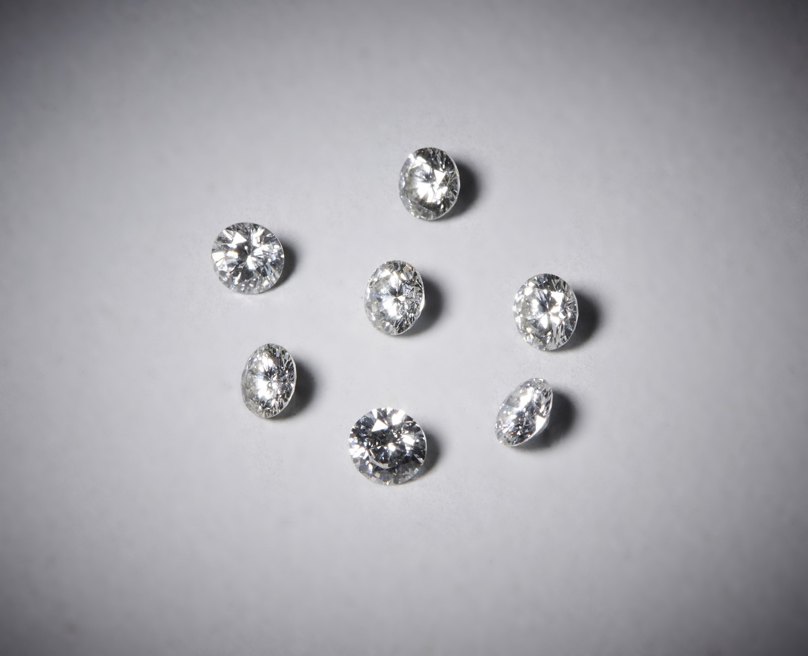 Seven round white diamonds brilliant cut of about 1.07 carats
F/G
VVS/VS (. )