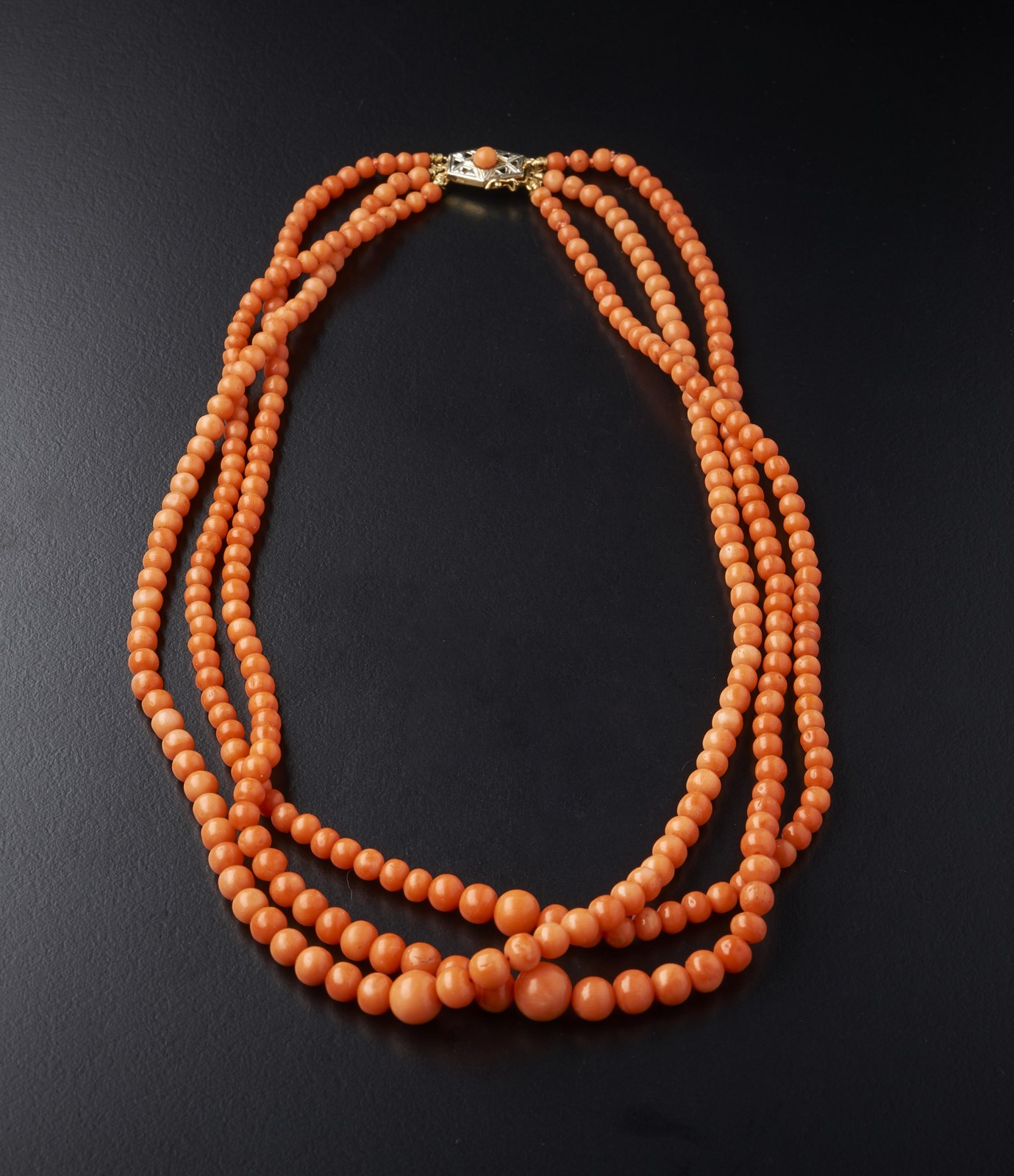 Coral necklace with three threads slightly degradè with white gold and yellow 750/1000 closure. (. )