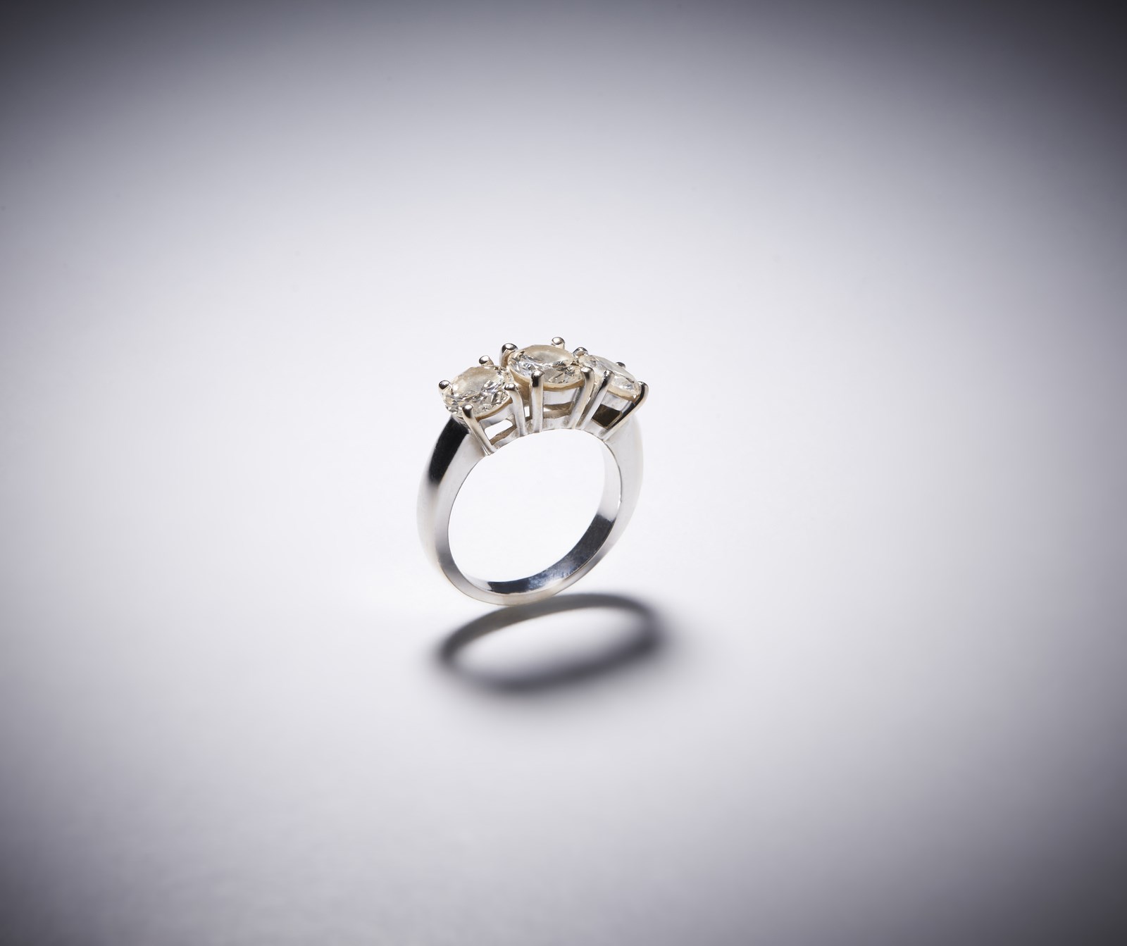 Un anello in oro bianco 750/1000 trilogy con tre diamanti taglio brillante di circa 3,00 carati .  (. )