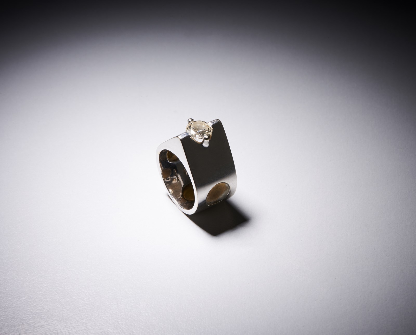 Modern geometric ring in 750/1000 white gold with brilliant cut diamond of about 1.15 carats. Gross weight 19.00 gr. (. )