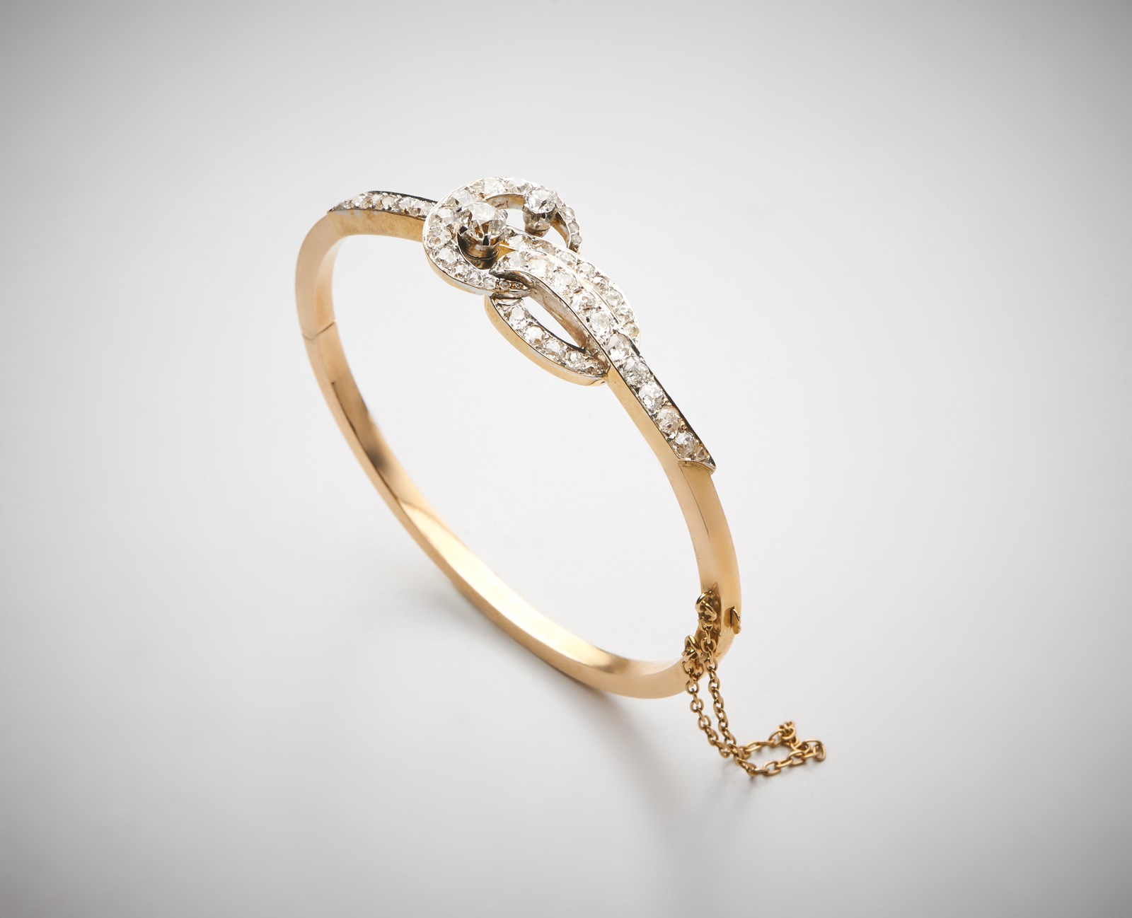 Rigid cuff bracelet in yellow gold 750/1000 with diamonds antique cut of 5 ct. total approx.  (. )