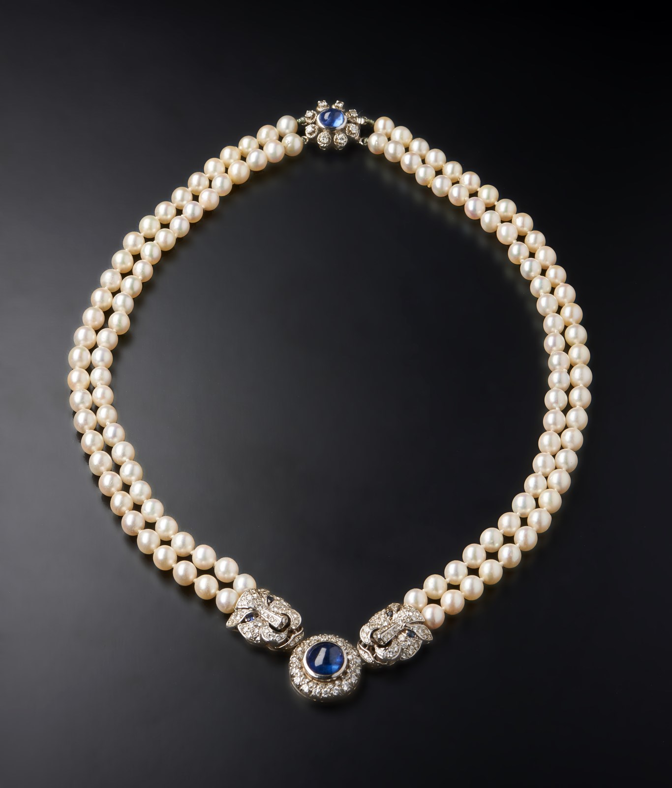 Impressive necklace with two strands of spherical white pearls of 7.00 mm with central pendant blue sapphire cabochon and, mixed cut diamonds (huit huit and brilliant) of about 3.00 carats total.  (. )