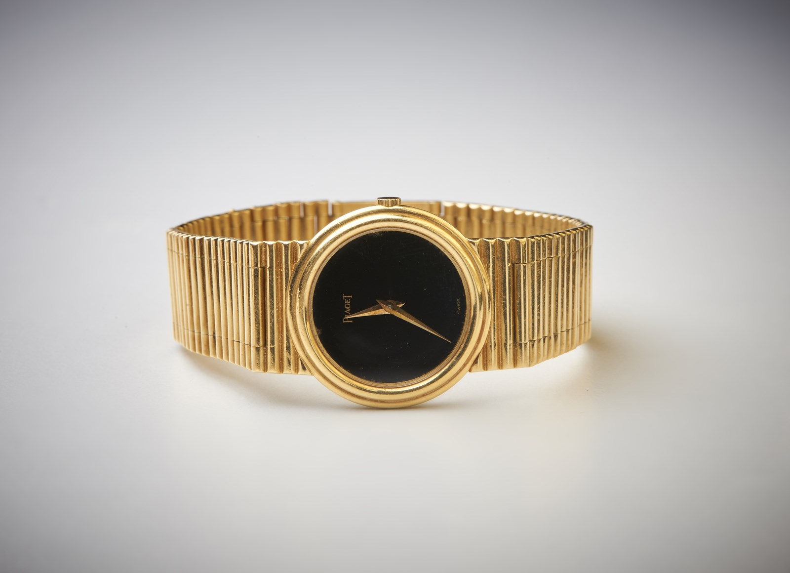 Orologio da donna ultra slim con cassa tonda, quadrante nero in oro giallo 750/1000, modello 904.  (Piaget )