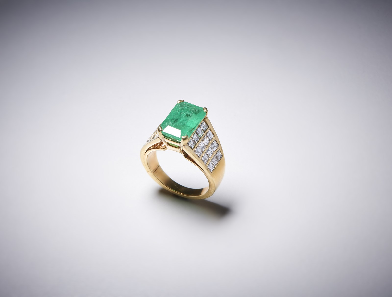 Handmade ring in yellow gold 750/1000 with white diamonds cut carrè of about 1.70 ct and central emerald probable Colombian of about 3.00 carats. (. )