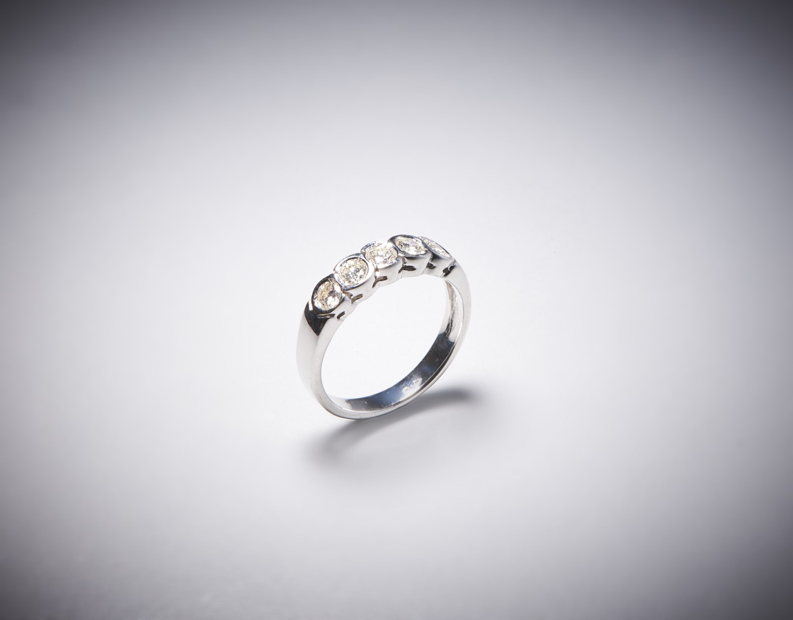 Ring with five stones in white gold 750/1000 type for 1,00 carats total approximately. (. )