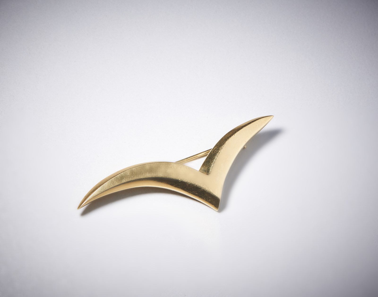 Brooch shaped as a seagull in yellow gold 750/1000. ( Tiffany)