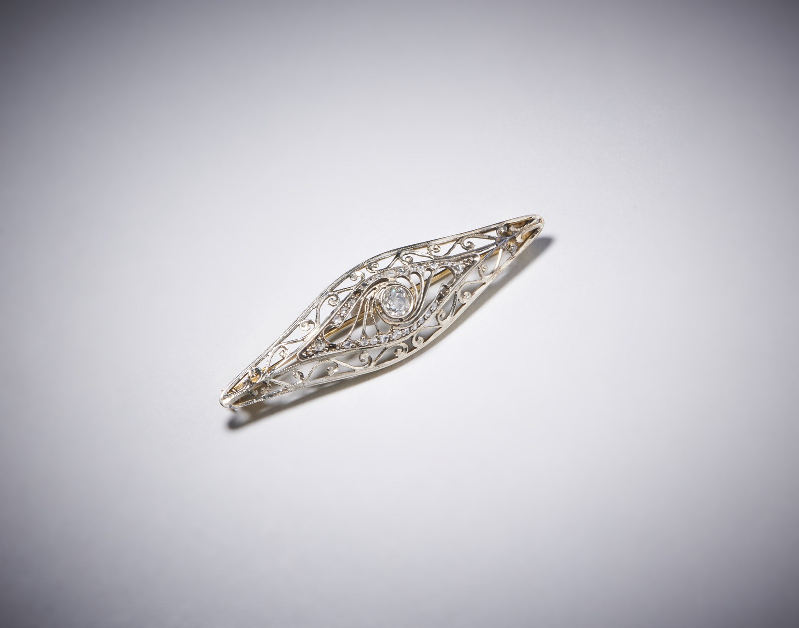 Diamond brooch in yellow gold 750/1000 and silver with diamond cut old central 0.40 cts. about and small diamonds rosette cut including 4 missing. (. )