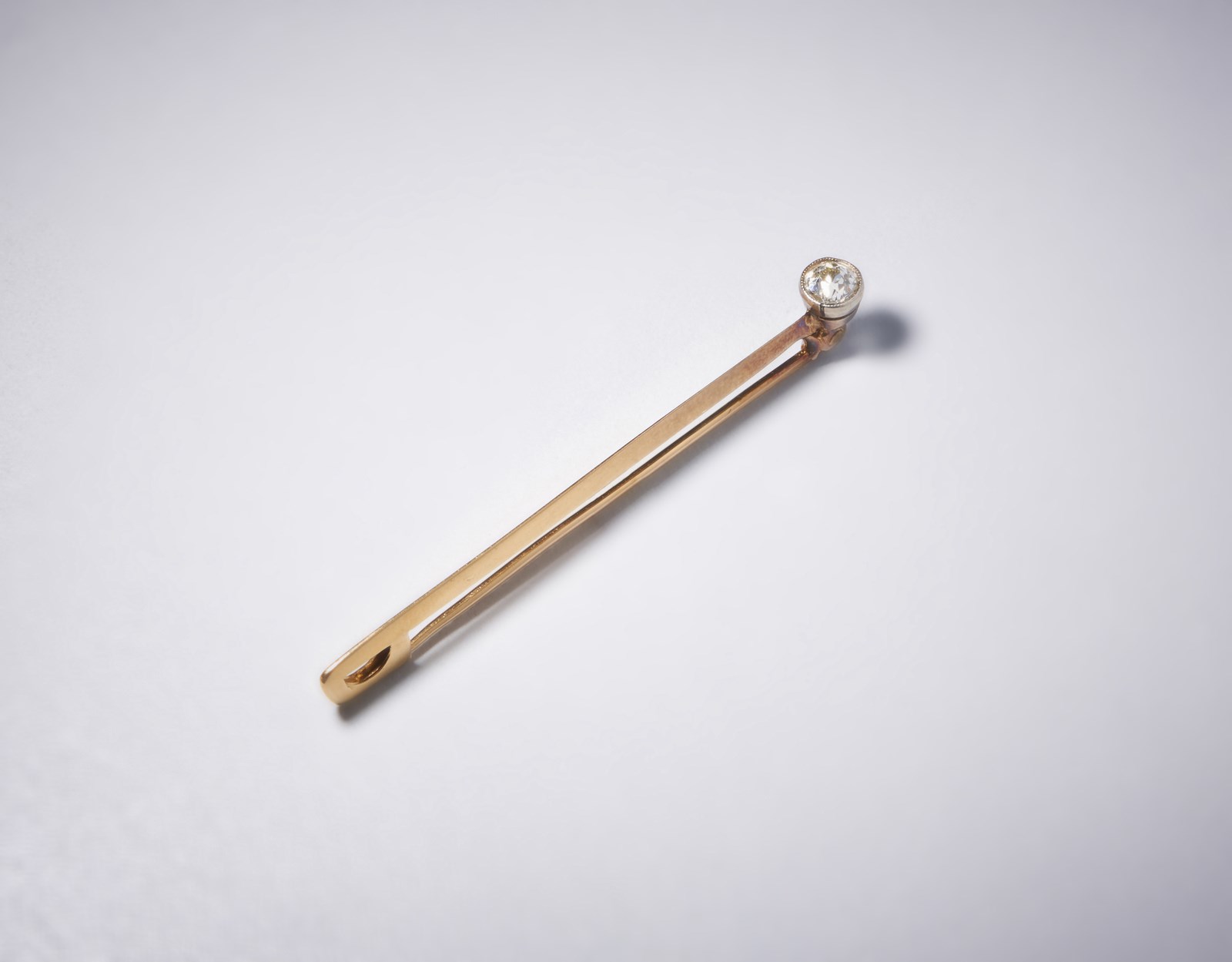 Tie clip in yellow gold 750/1000 with white diamond of old cut of about 0.60 cts. with pearl setting. (. )