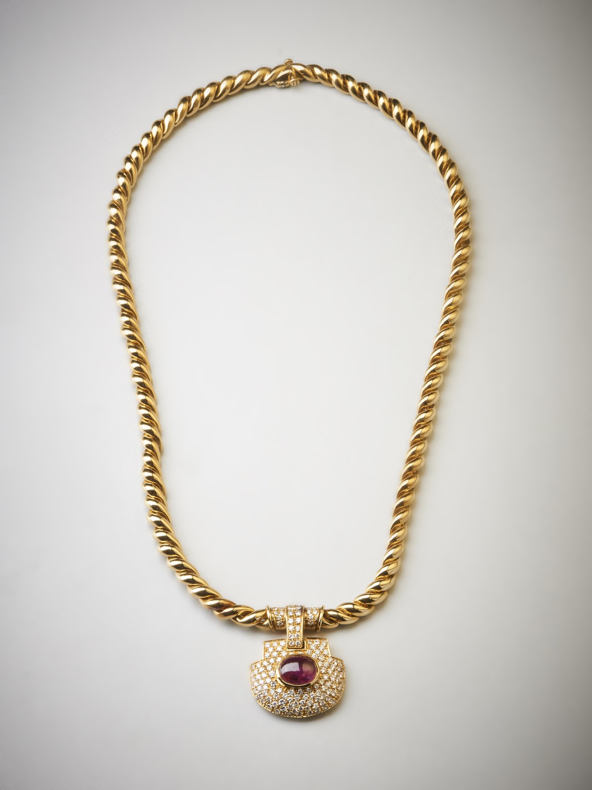 Necklace in yellow gold 750/1000 mesh intertwined with pendant with pavè of brilliant cut diamonds 2,80 carats approx. and oval cabochon ruby of about 4.50 carats. (. )