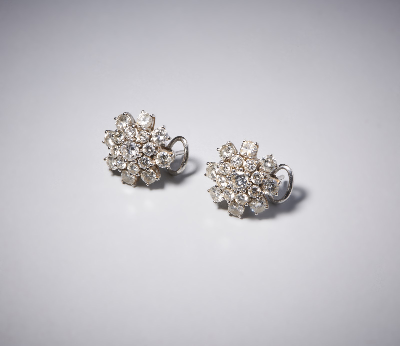 Orecchini con diamanti bianchi taglio a brillante in oro bianco 750/1000 di  4,00 ct. circa. (. )