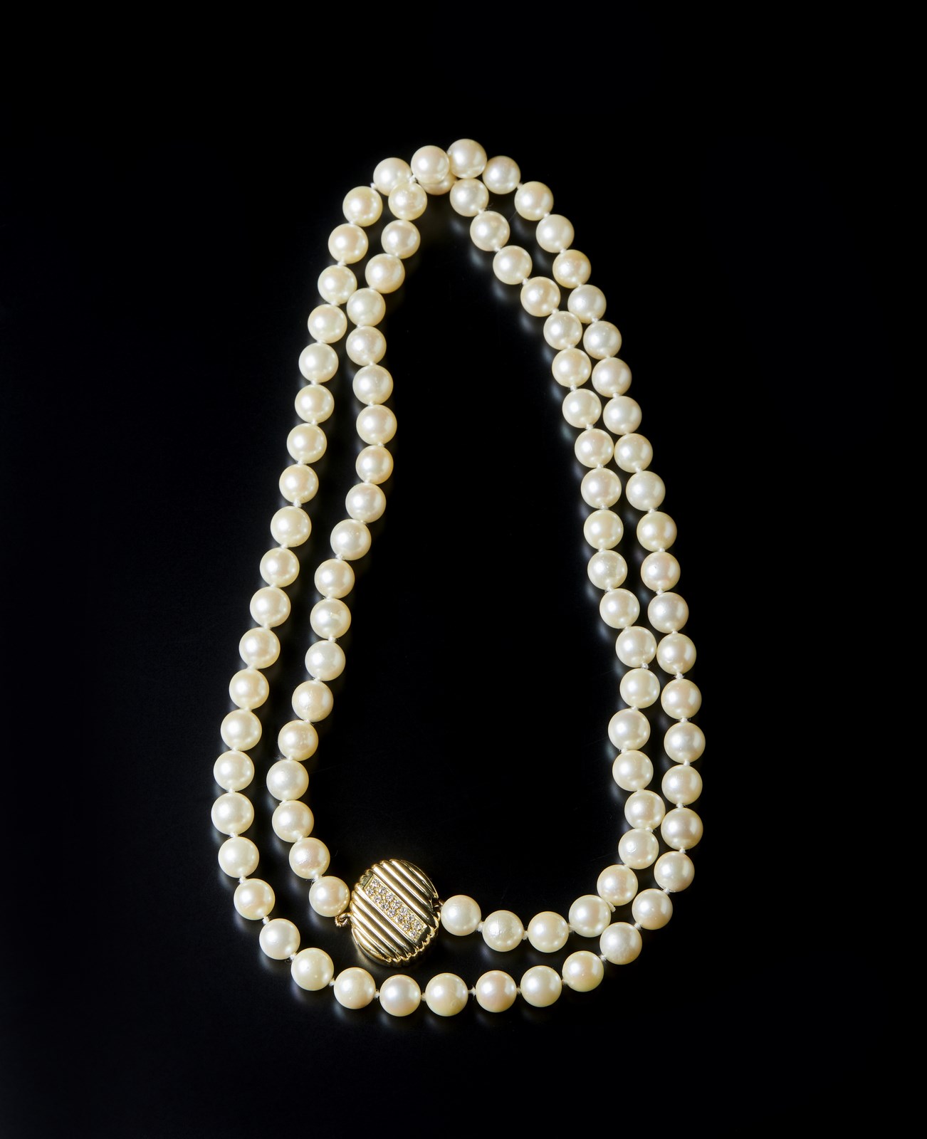 Filo di perle coltivate sferiche composto da due fili. 
Chiusura in oro giallo 750/1000  con pavè di diamanti bianchi taglio huit huit di 0.50 ct ca.  (. )