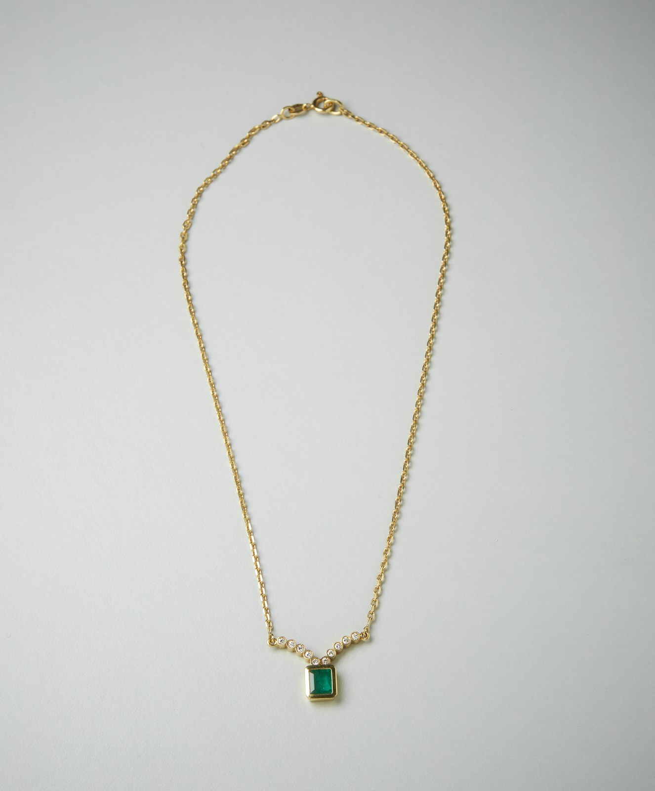 Necklace with pendant in yellow gold 750/1000 with emerald cut emerald of 1.00 kt ca. and white diamonds of 0.45 ct. ca.  (. )
