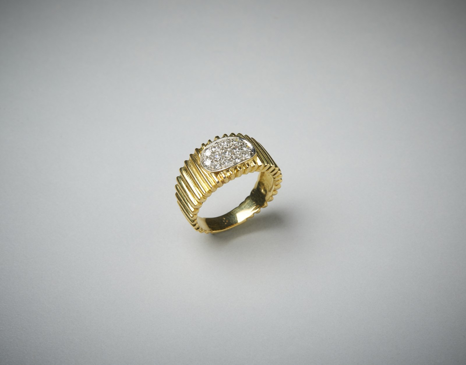 Anello a fascetta rigata in oro giallo 750 con pavè di diamanti bianchi taglio huit huit, totale carati: 0.40 circa (. )