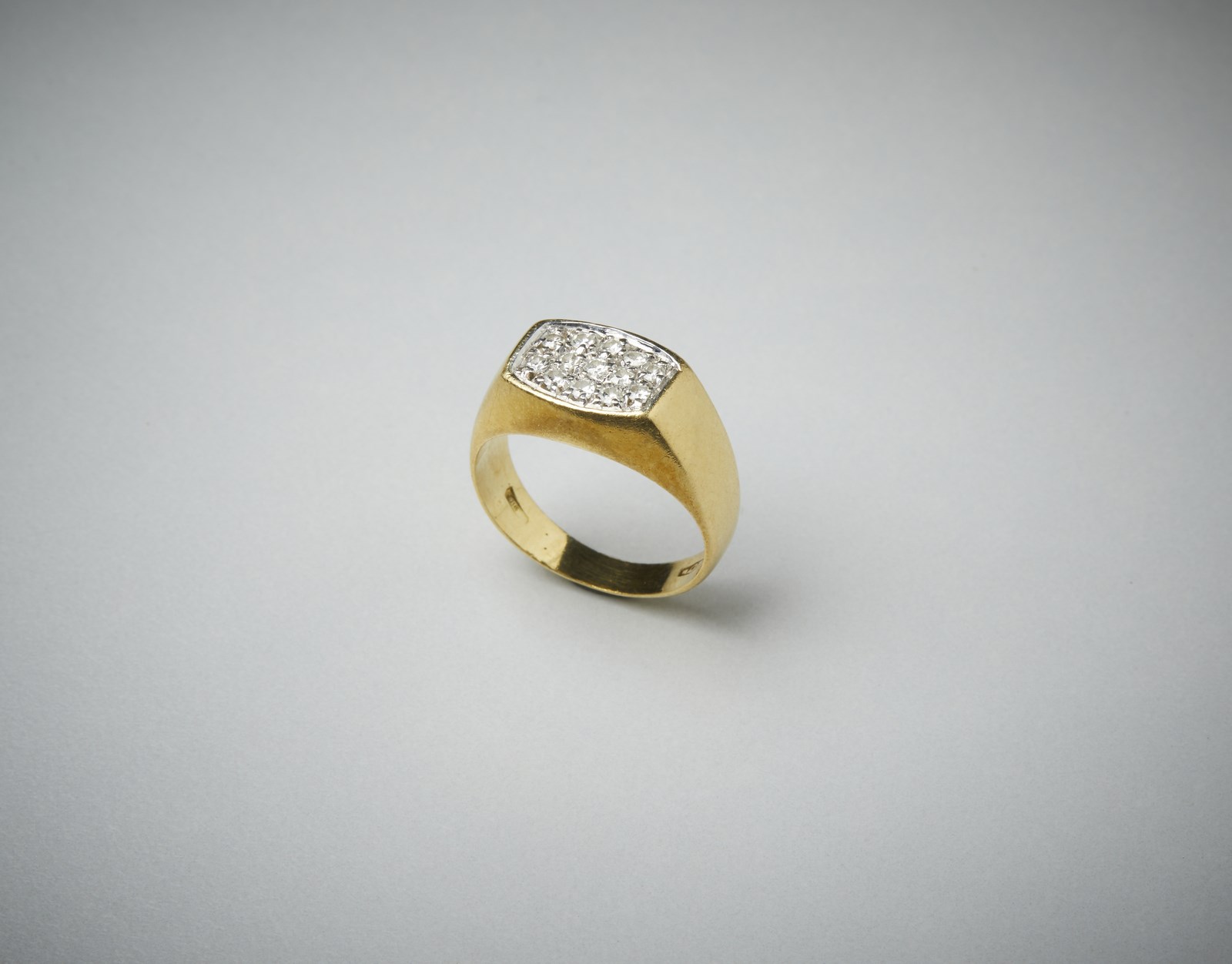 Band ring in yellow gold 750/1000 with white diamonds pavè huit huit cut of 0.40 ct. approx.  (. )