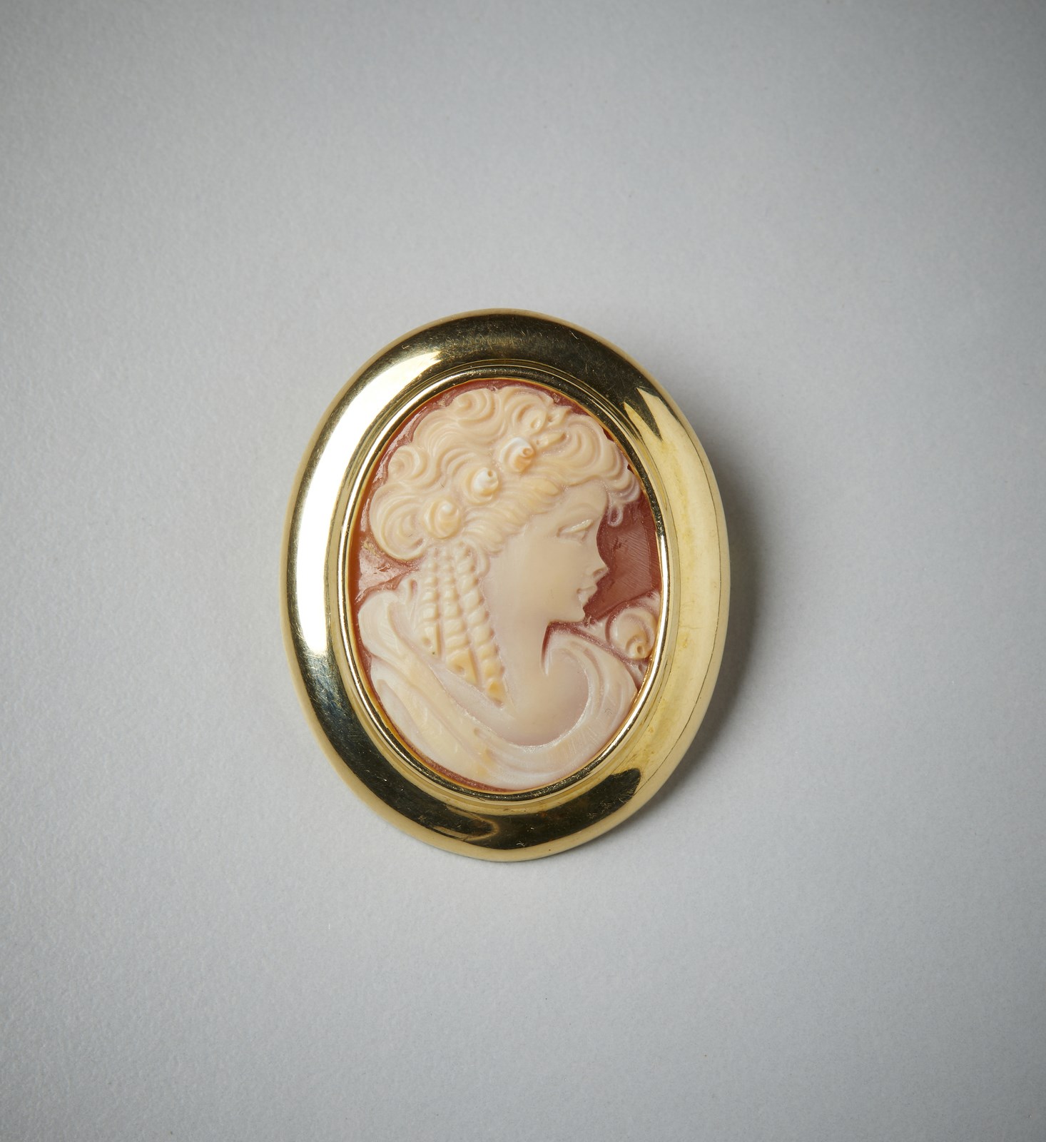 Oval yellow gold 750/1000 pendant/pin with cameo.  (. )