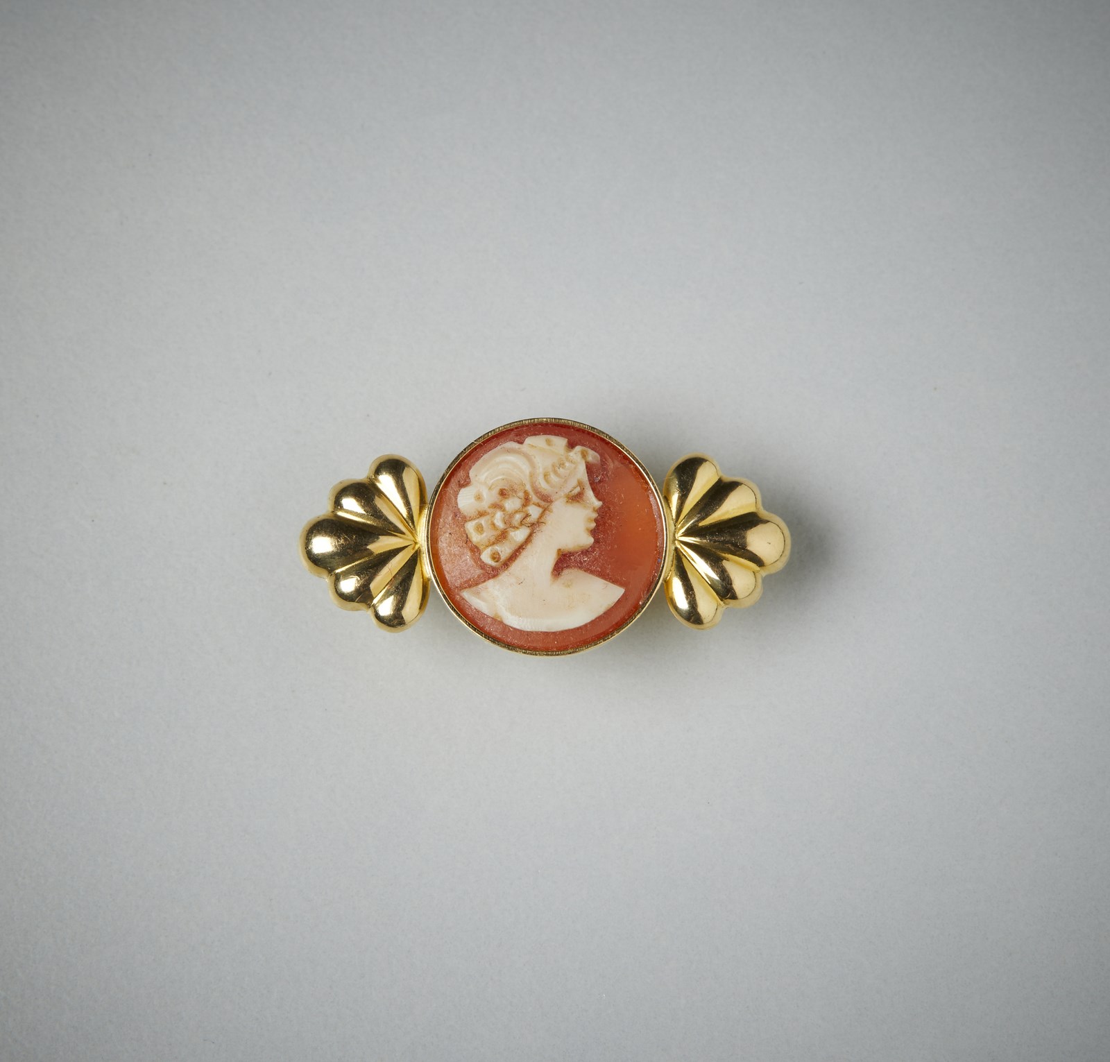 Small yellow gold 750/1000 brooch with side shells in yellow gold 750/1000 and small central cameo. (. )