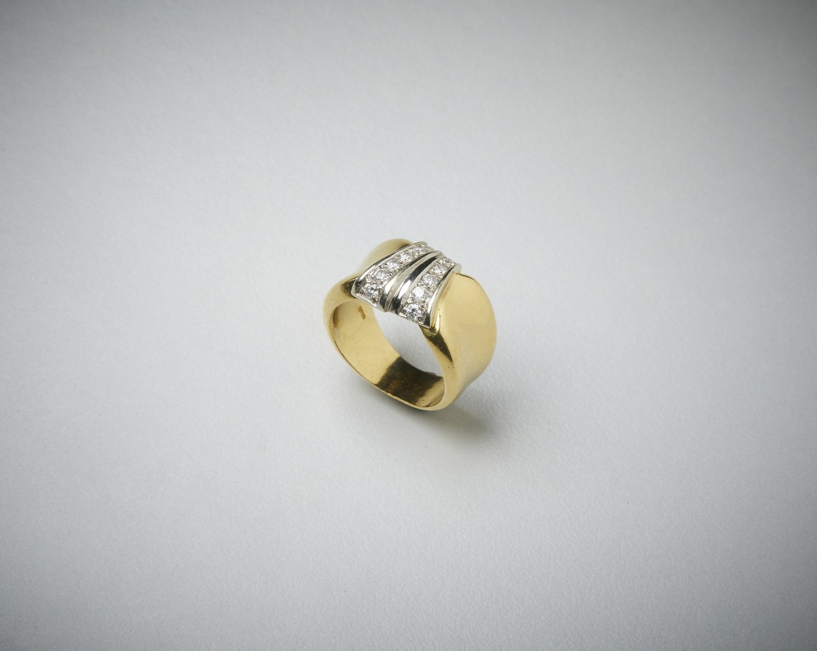 Band ring in 750/1000 gold with zirconia.  (. )