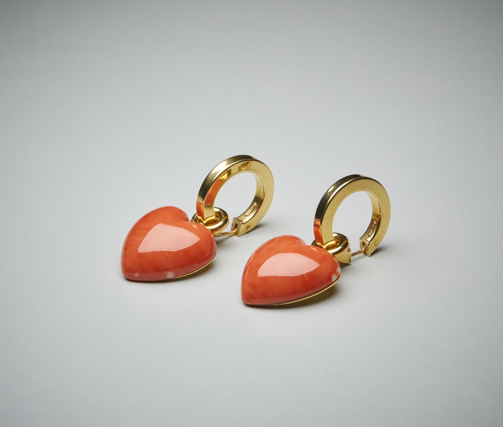 Yellow gold 750/1000 earrings with coral heart. (. )