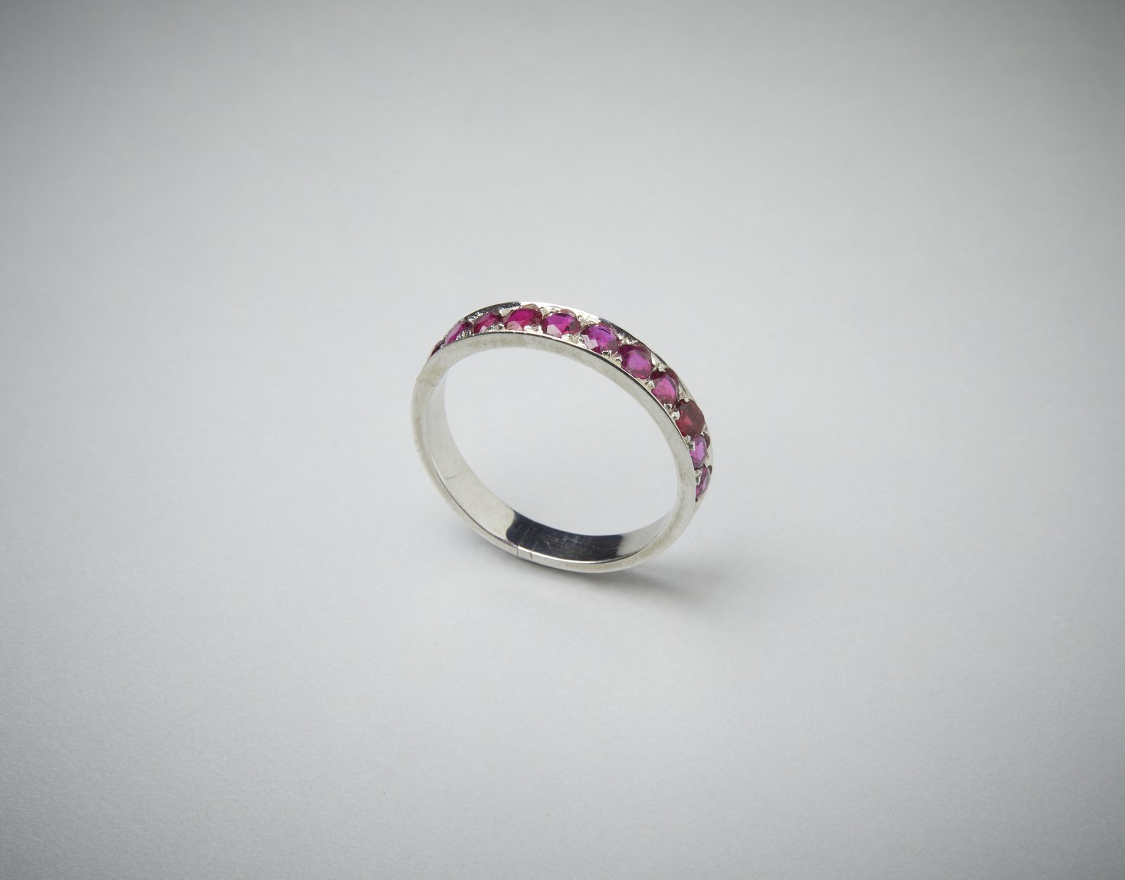 White gold 750/1000 men’s ring with brilliant cut rubies of about 1.40 ct.  (. )