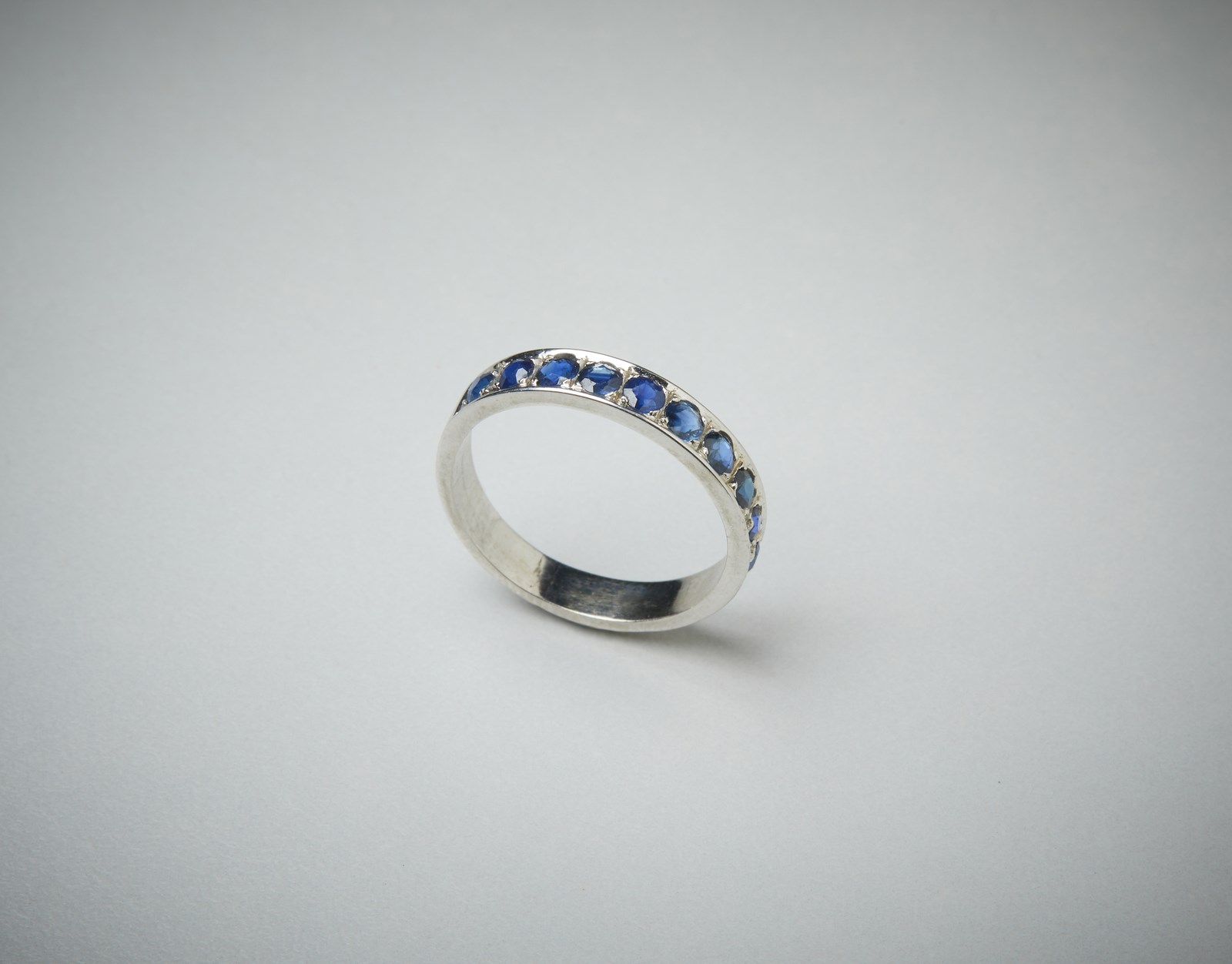 white gold 750/1000  men’s ring with blue sapphire brilliant cut of about 1.30 ctt. (. )