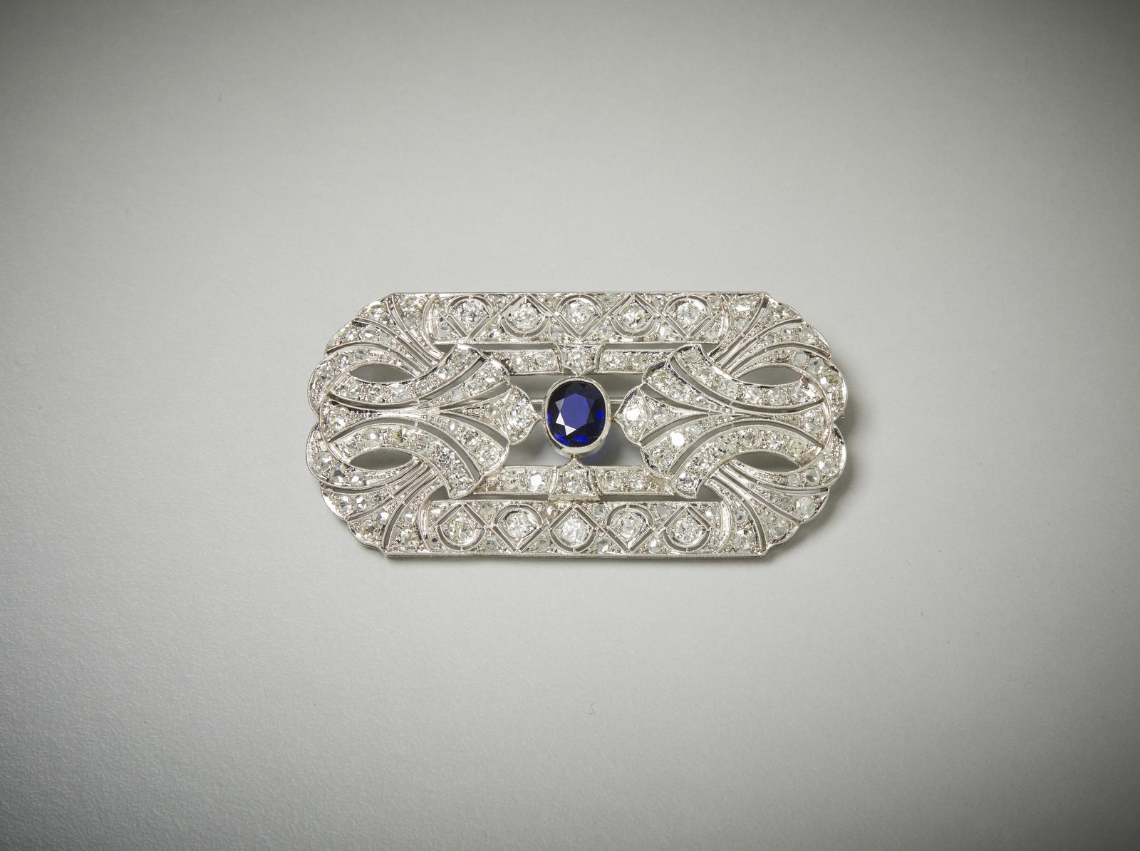 Brooch with old cut diamonds and dark blue sapphire. (. )