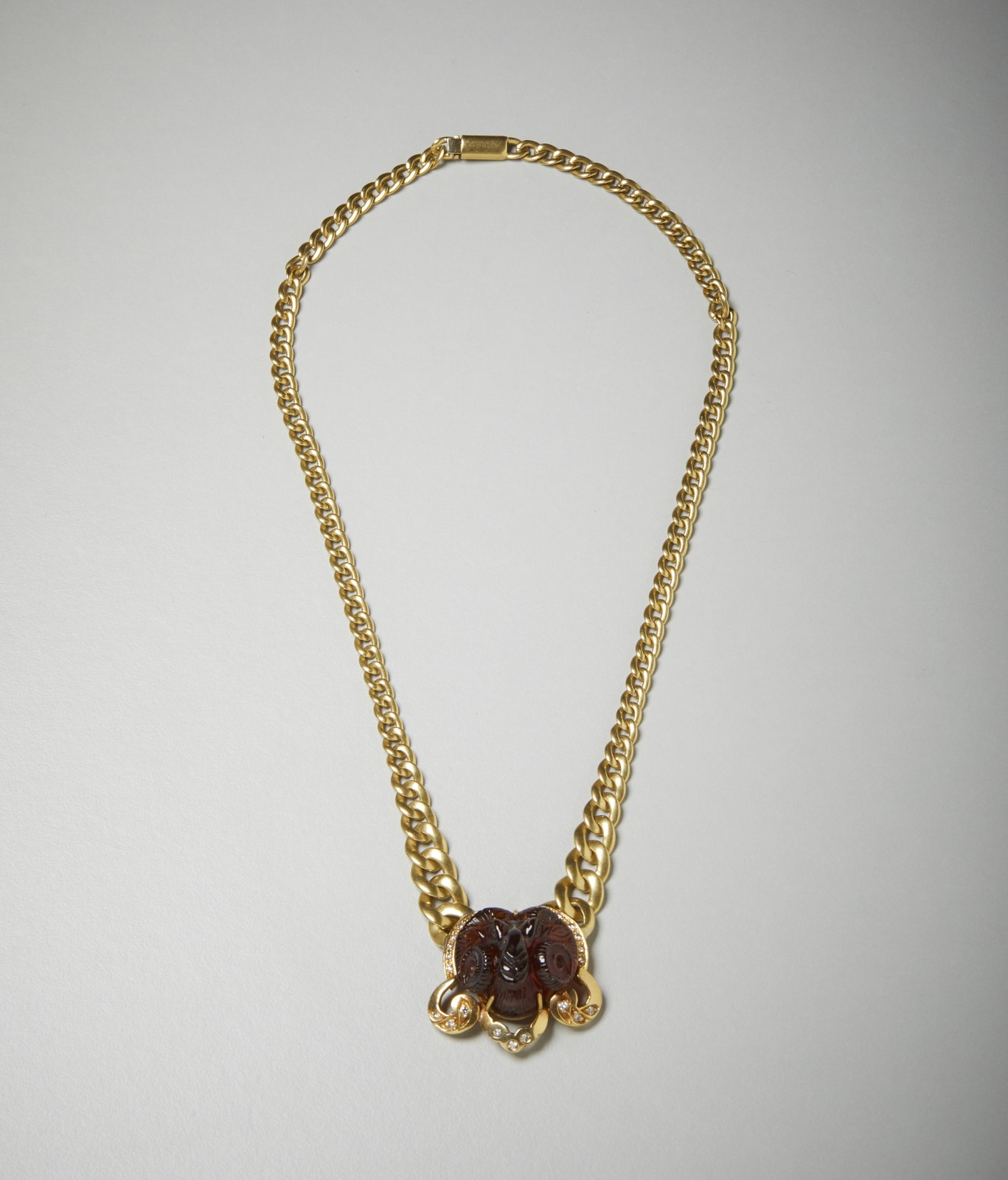 Yellow gold 750/1000 necklace in with engraved carnelian and diamond.  (. )