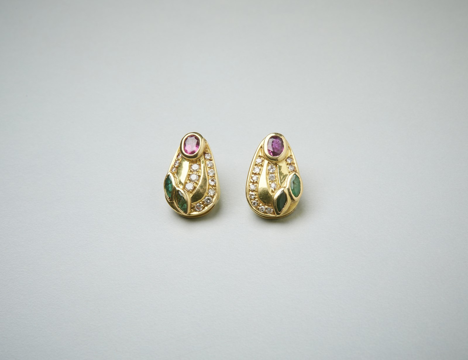 Coppia di orecchini oro giallo con rubini, diamanti e smeraldi. (. )