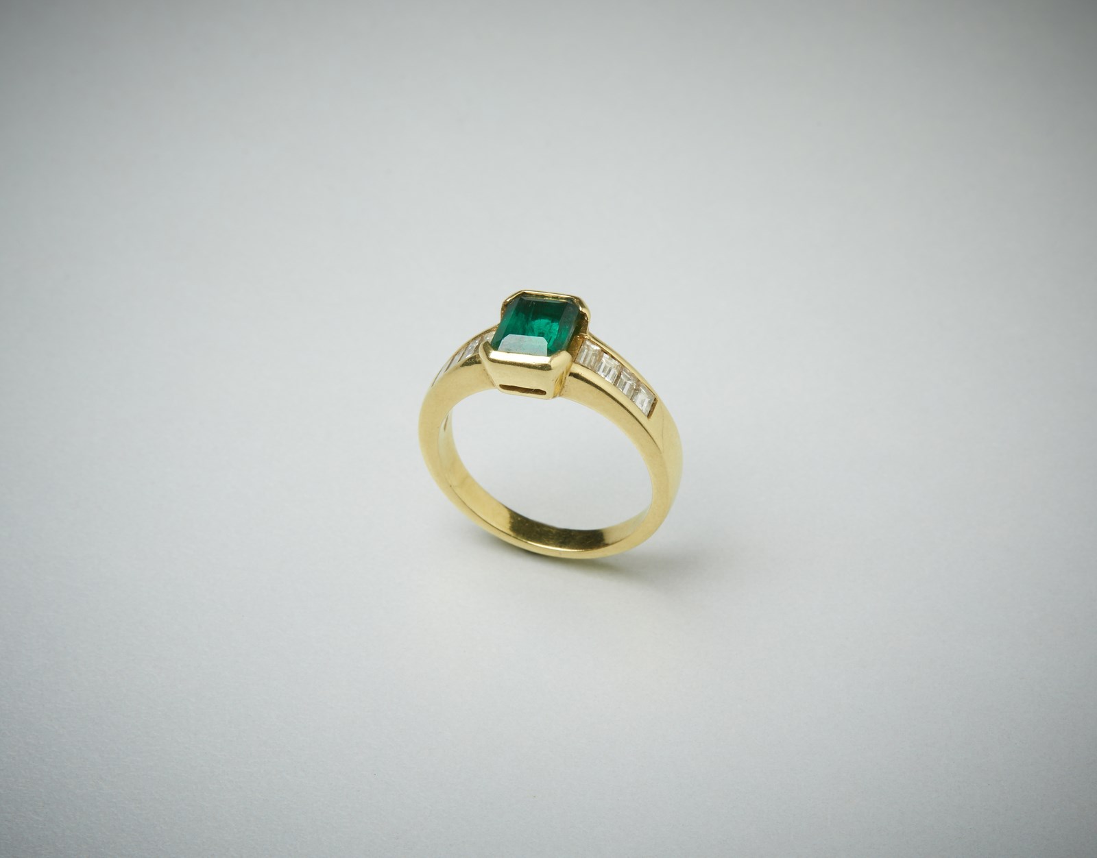 Ring in yellow gold 750/1000 with emerald cut and baguettes cut diamonds.  (. )