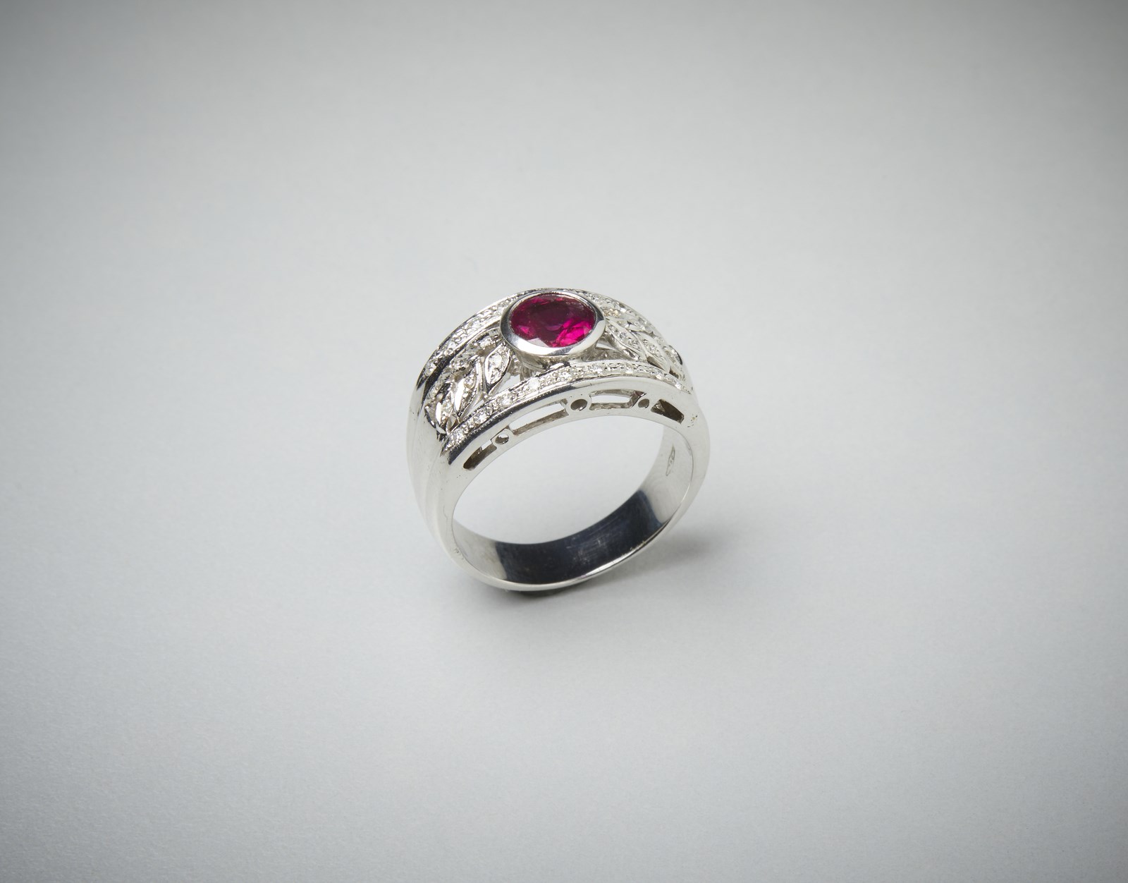 Bucellati style white gold  750/1000 with a central ruby of about 1.30 ct. and huit huit white diamonds of about 0.50 ct.  (. )