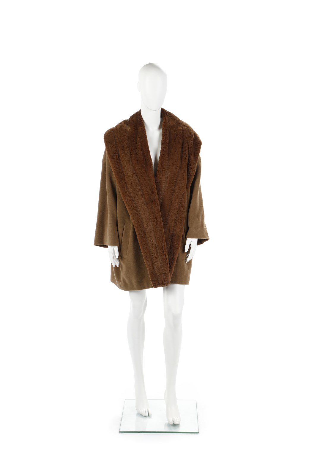 Cappotto in lana e cachemire color cammello e collo in pelliccia. (Jil Sander )