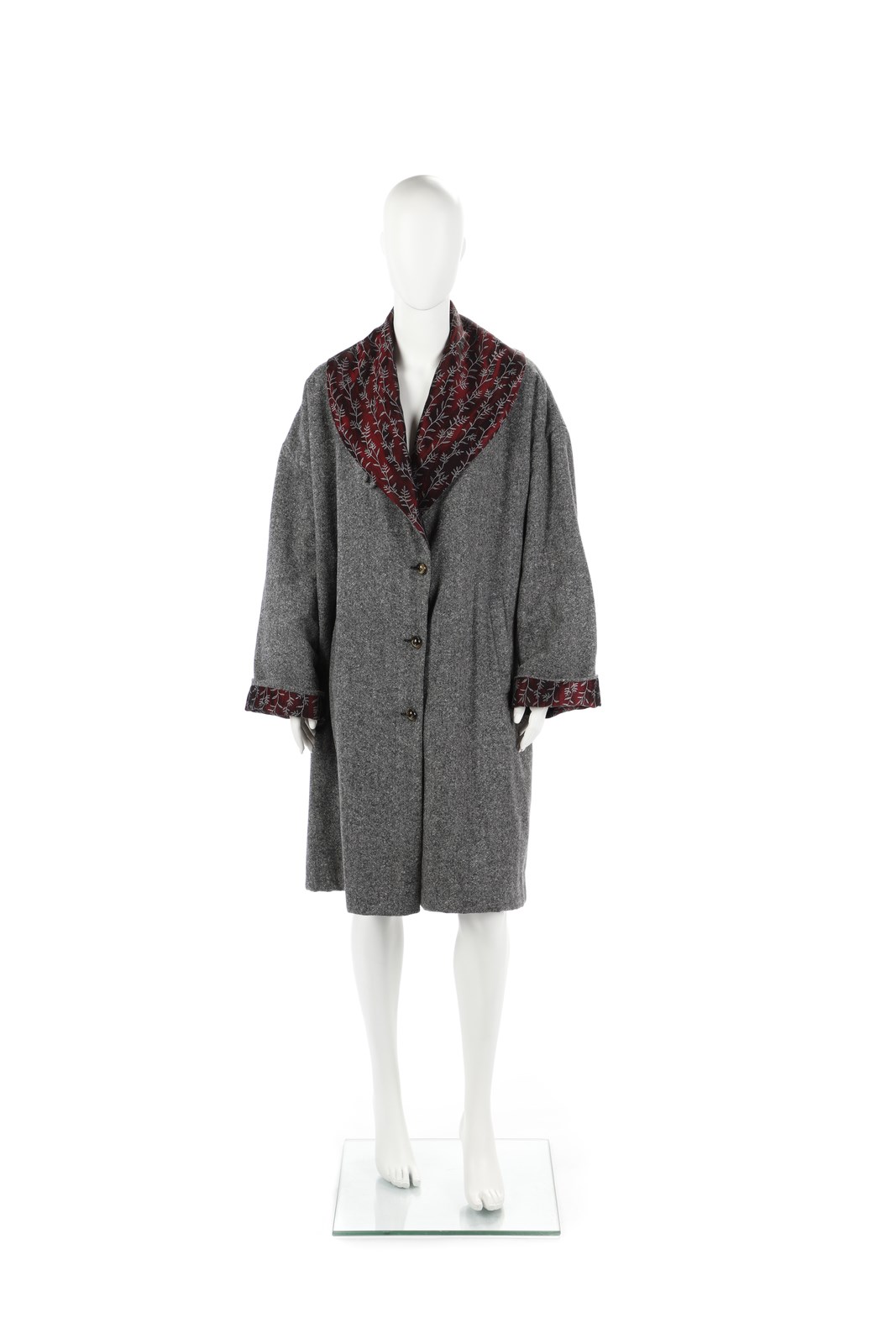 Gray wool coat with silk embroidered  lining, seminole model. (Autore Non Identificato  )